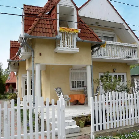 Apartment Balatonkeresztur 1 דירה *