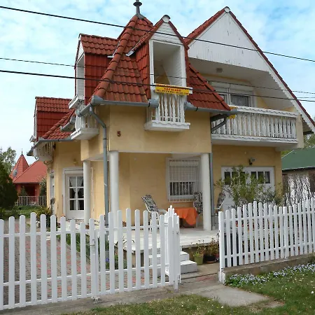 Apartment Balatonkeresztur 1 דירה Balatonkeresztúr